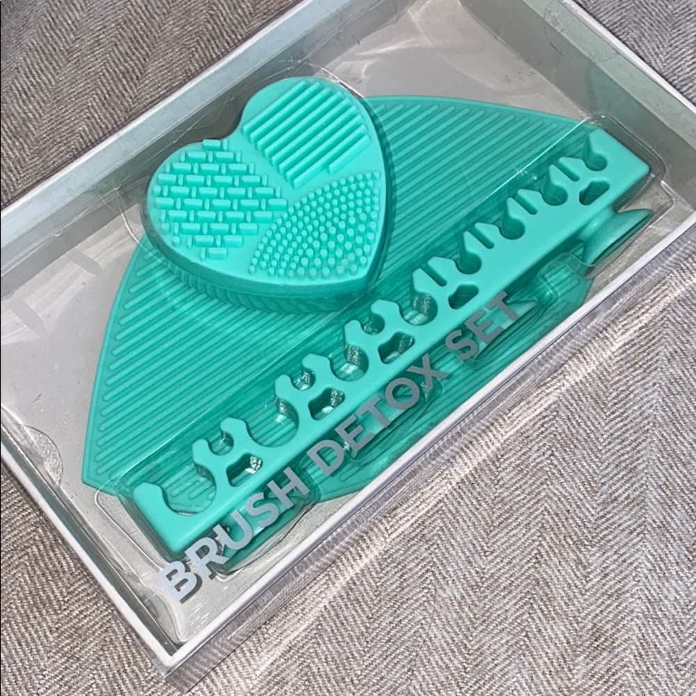 NWT BRUSH CLEANER SET